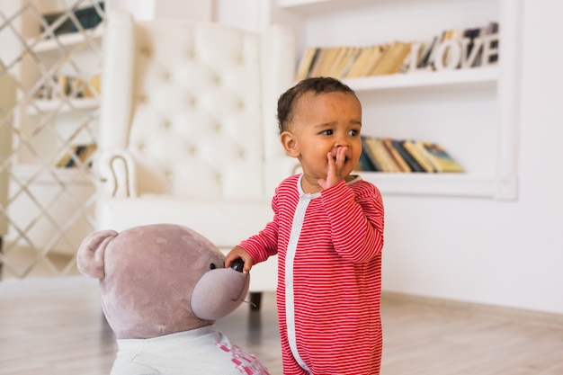 Gelukkig gemengd ras peuter babyjongen binnenshuis