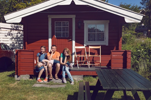 Gelukkig gezin bij de noorwegen