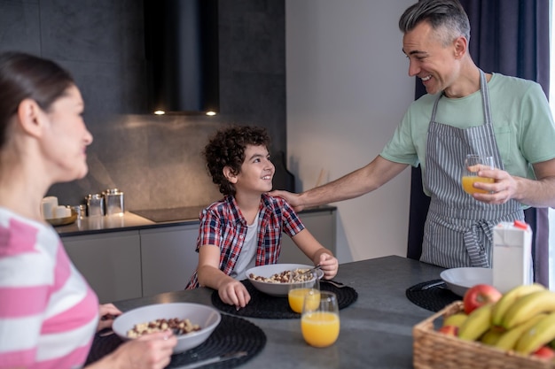 Gelukkig gezin. Familie samen ontbijten en er gelukkig uitzien