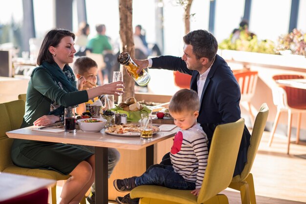 Foto gelukkig gezin geniet van de lunch samen