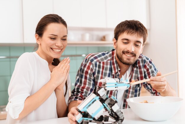 Gelukkig gezin. Man Feed Robot. Lepel met salade.