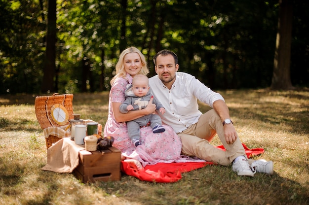 Gelukkig gezin met baby op de picknick