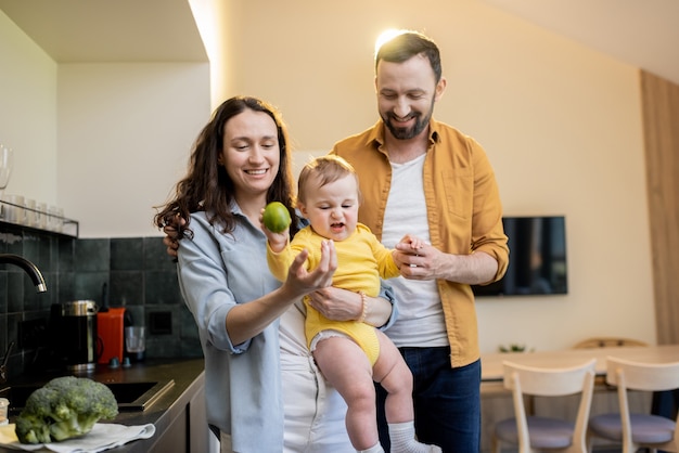 Gelukkig gezin met een kind op een keuken thuis