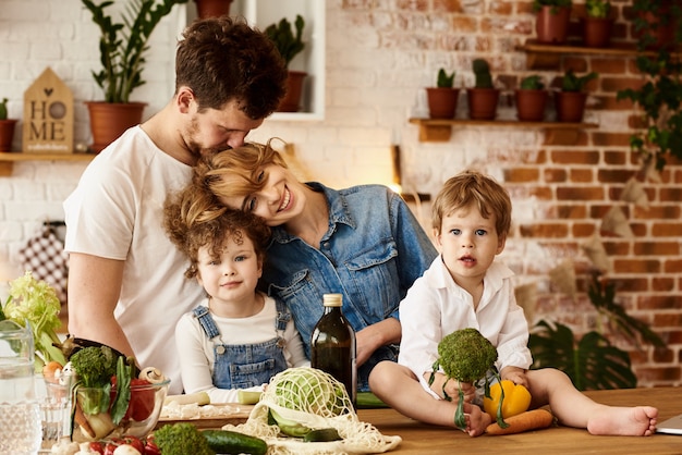 Gelukkig gezin met hun kinderen koken in de keuken