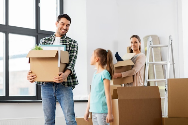 gelukkig gezin met kind verhuist naar een nieuw huis