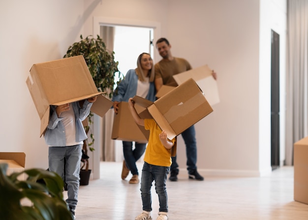 Gelukkig gezin met kinderen die verhuizen naar hun nieuwe huis