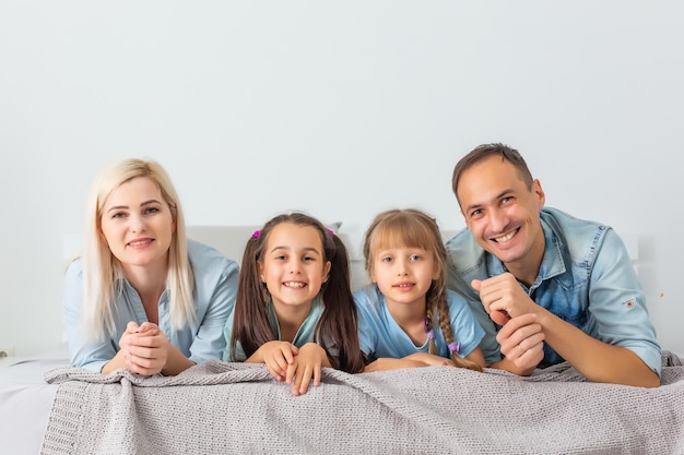 Gelukkig gezin met kinderen in bed