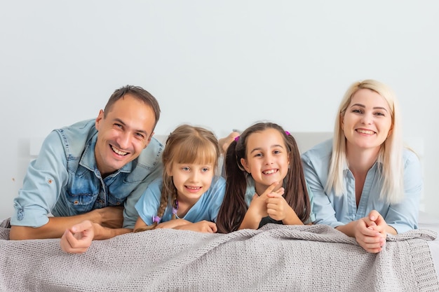 Gelukkig gezin met kinderen in bed