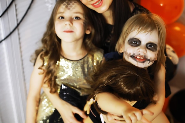 Gelukkig gezin met kinderen in kostuums en make-up op de viering van Halloween