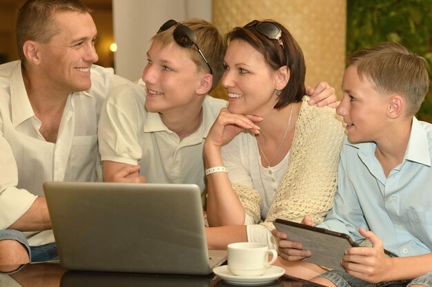 Gelukkig gezin met laptop aan tafel