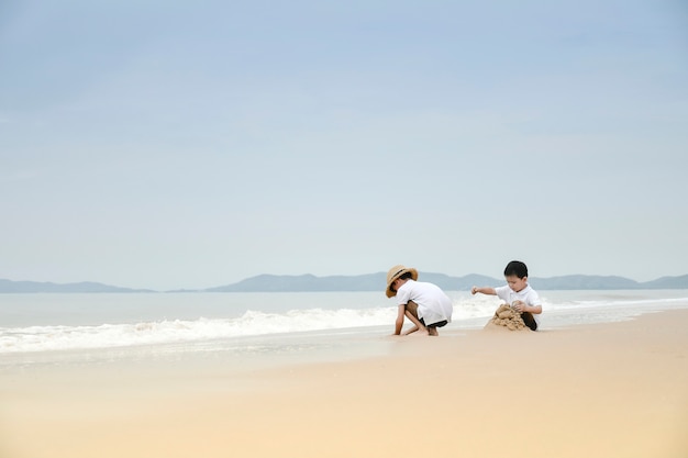 gelukkig gezin met twee kinderen op het strand,