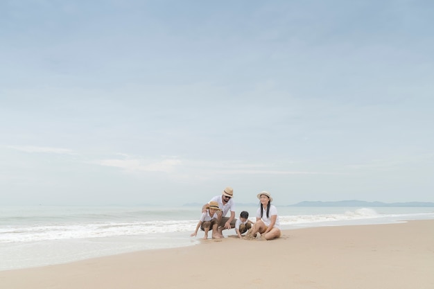 gelukkig gezin met twee kinderen op het strand,