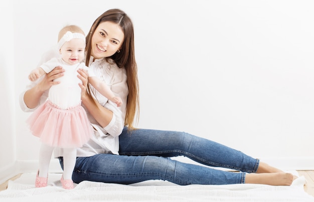 Gelukkig gezin moeder en baby dochter