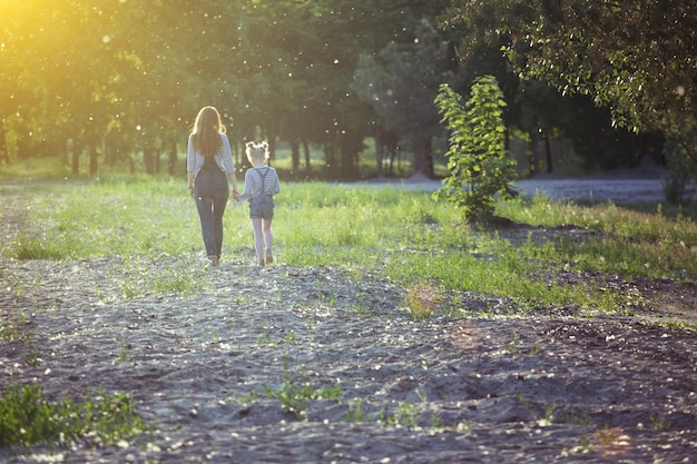 Gelukkig gezin - Moeder en dochter op een wandeling in de zonsondergang