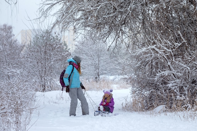 Gelukkig gezin - moeder en dochter op een winterwandeling