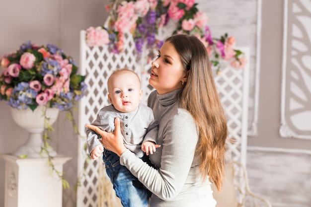 Gelukkig gezin. moeder speelt met haar baby in de slaapkamer.