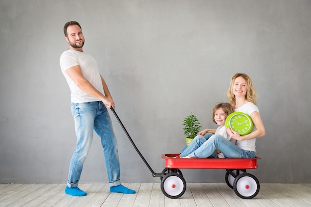 Gelukkig gezin speelt in nieuw huis Vader moeder en kind hebben samen plezier Verhuisdag