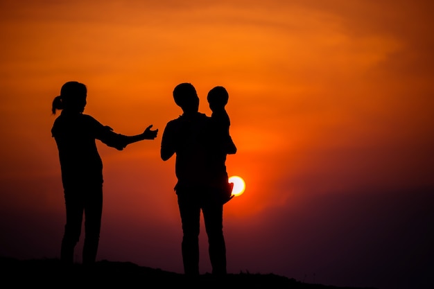 Gelukkig gezin, vader, moeder, zoon in de natuur, zonsondergang