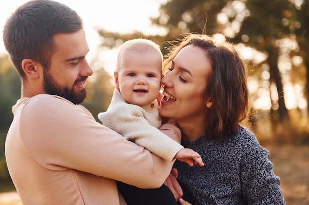 Gelukkig gezin van moederfamilie en kleine baby rust buiten Mooie zonnige herfstnatuur