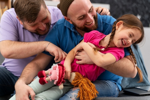 Gelukkig gezin van twee vaders en een baby