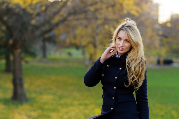 Gelukkig glimlachend blondemeisje in een park in Wenen