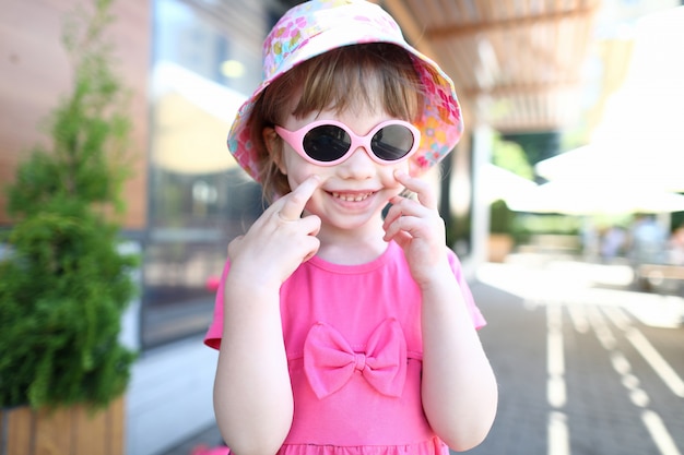Gelukkig glimlachend meisjeskind in zonnebril openluchtportret