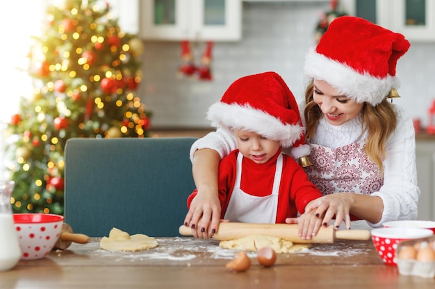 Gelukkig grappige moeder en kind bakken kerstkoekjes