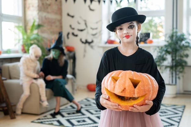 Gelukkig halloween-meisje met jackolantern