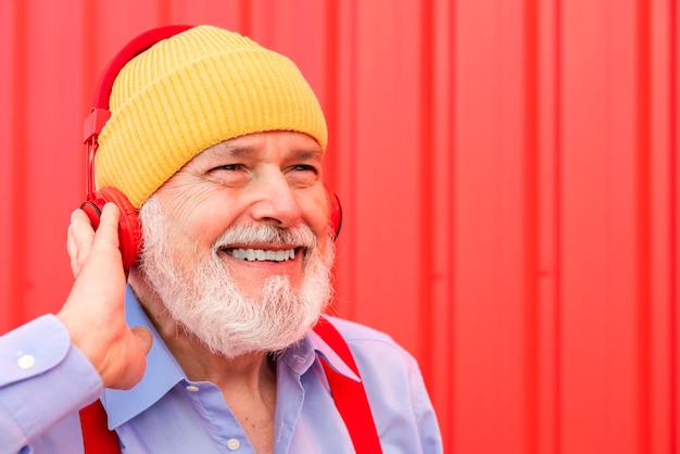 Gelukkig hipster senior man luisteren naar afspeellijst muziek