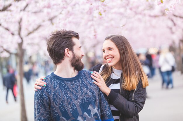 Gelukkig hipsterpaar in Stockholm met kersenbloesems