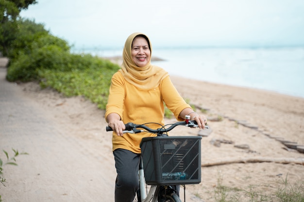 Gelukkig hoger moslimwijfje dat een fiets berijdt