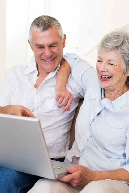 Gelukkig hoger paar dat laptop bekijkt