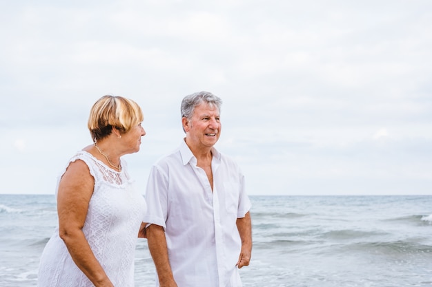 Gelukkig hoger paar op het strand