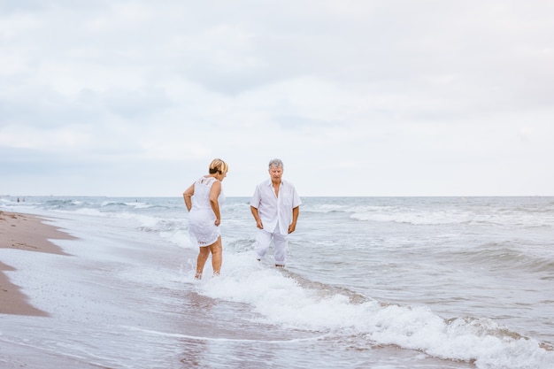 Gelukkig hoger paar op het strand