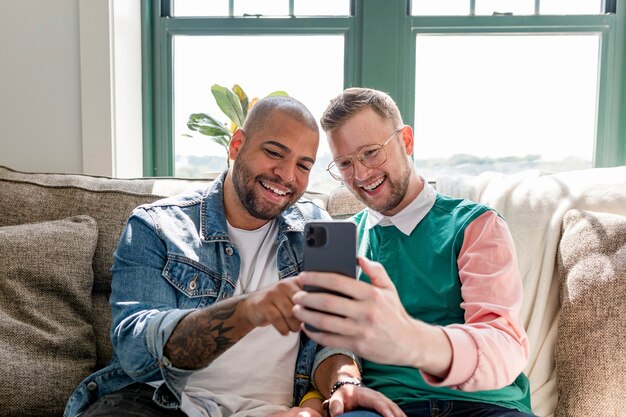 Gelukkig homopaar afbeelding, videobellen met vrienden
