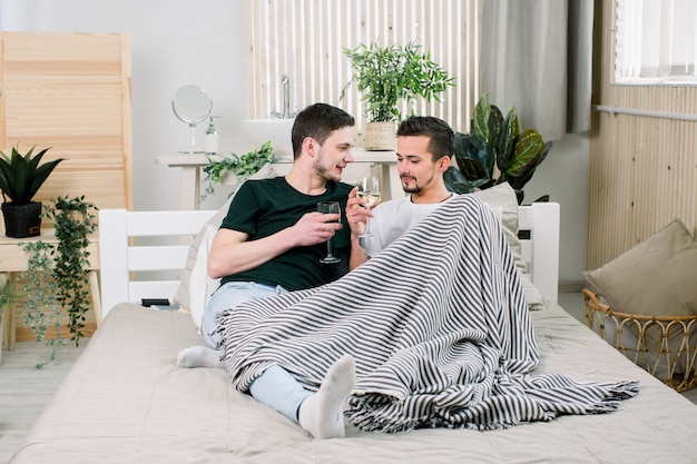 Gelukkig homopaar samen op bed thuis. Homopaar Love Home Concept