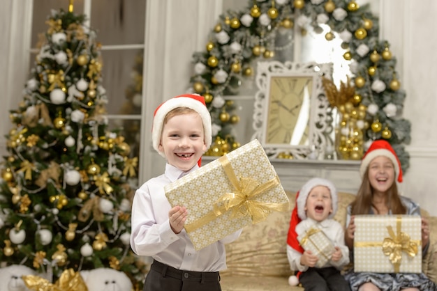 Gelukkig houdt kleine jongen kerstcadeau