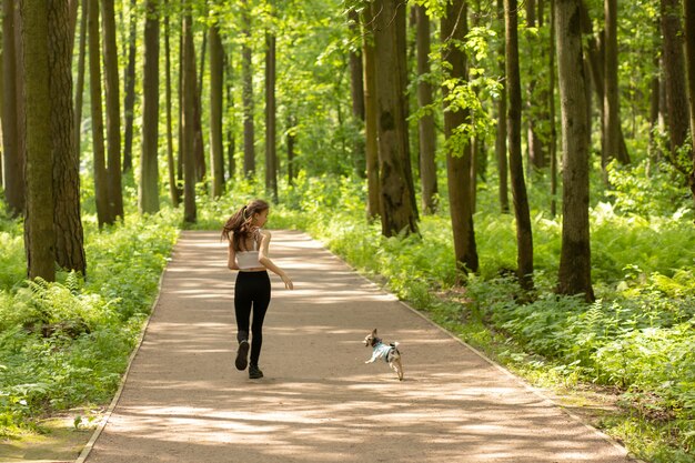 Gelukkig huisdier Meisje rent met een hond veel plezier met spelen