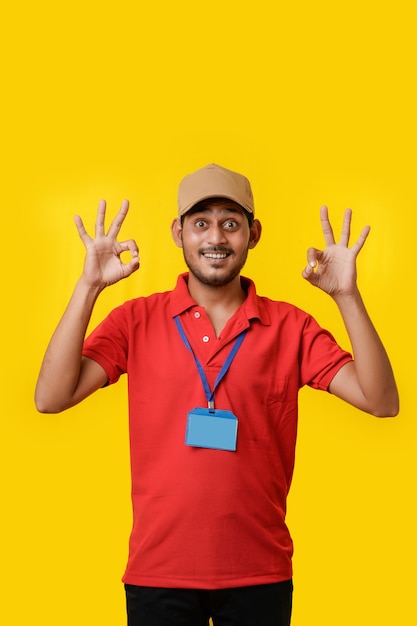 Gelukkig Indiase man in t-shirt en uitdrukking geïsoleerd op gele achtergrond tonen.