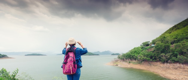 Gelukkig jong Aziatisch meisje bij het Nationale Park Thailand van Kang Kra Chan