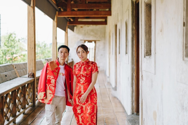 Gelukkig jong aziatisch paar in chinese traditionele kleding