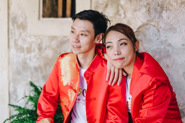 Gelukkig jong Aziatisch paar in Chinese traditionele kleding