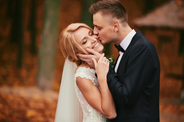 Gelukkig jong getrouwd stel in goudgeel herfst herfst park