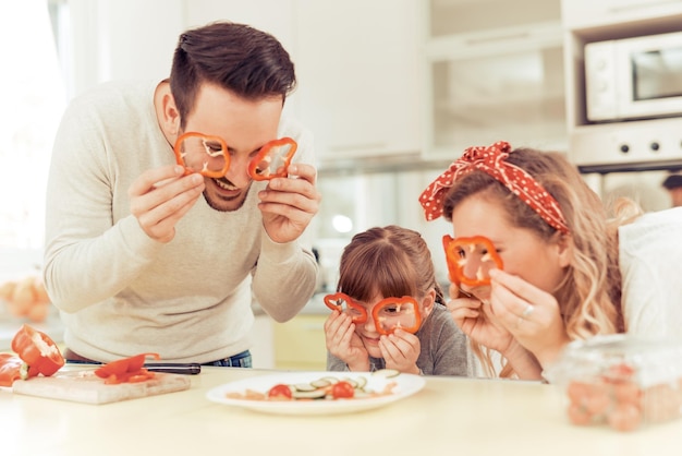 Gelukkig jong gezin dat lunch bereidt?