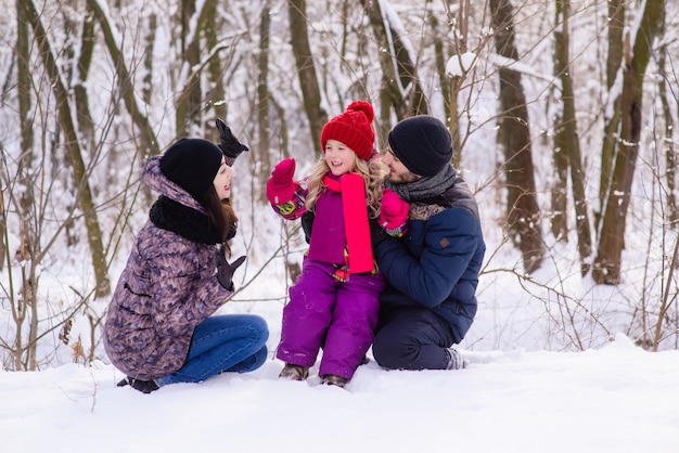 Gelukkig jong gezin in winter forest