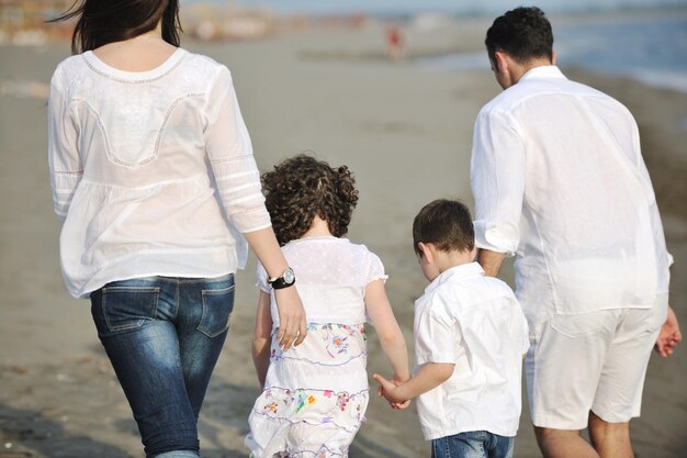 gelukkig jong gezin veel plezier en een gezonde levensstijl op het strand