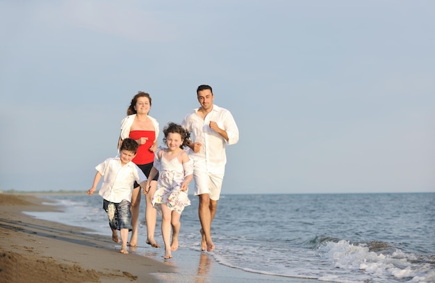 gelukkig jong gezin veel plezier en een gezonde levensstijl op het strand