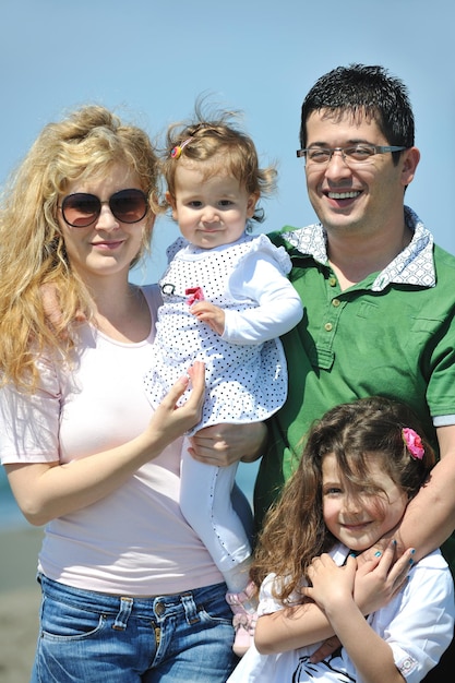 gelukkig jong gezin veel plezier en een gezonde levensstijl op het strand