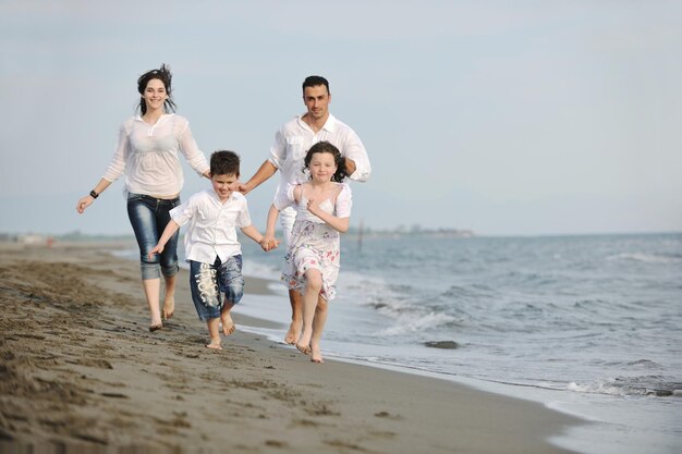 gelukkig jong gezin veel plezier en een gezonde levensstijl op het strand