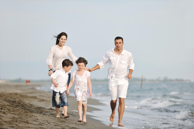 gelukkig jong gezin veel plezier en een gezonde levensstijl op het strand